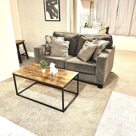 Two Bedroom Villa Studio With Fireplace & Living Room Детройт Екстер'єр фото