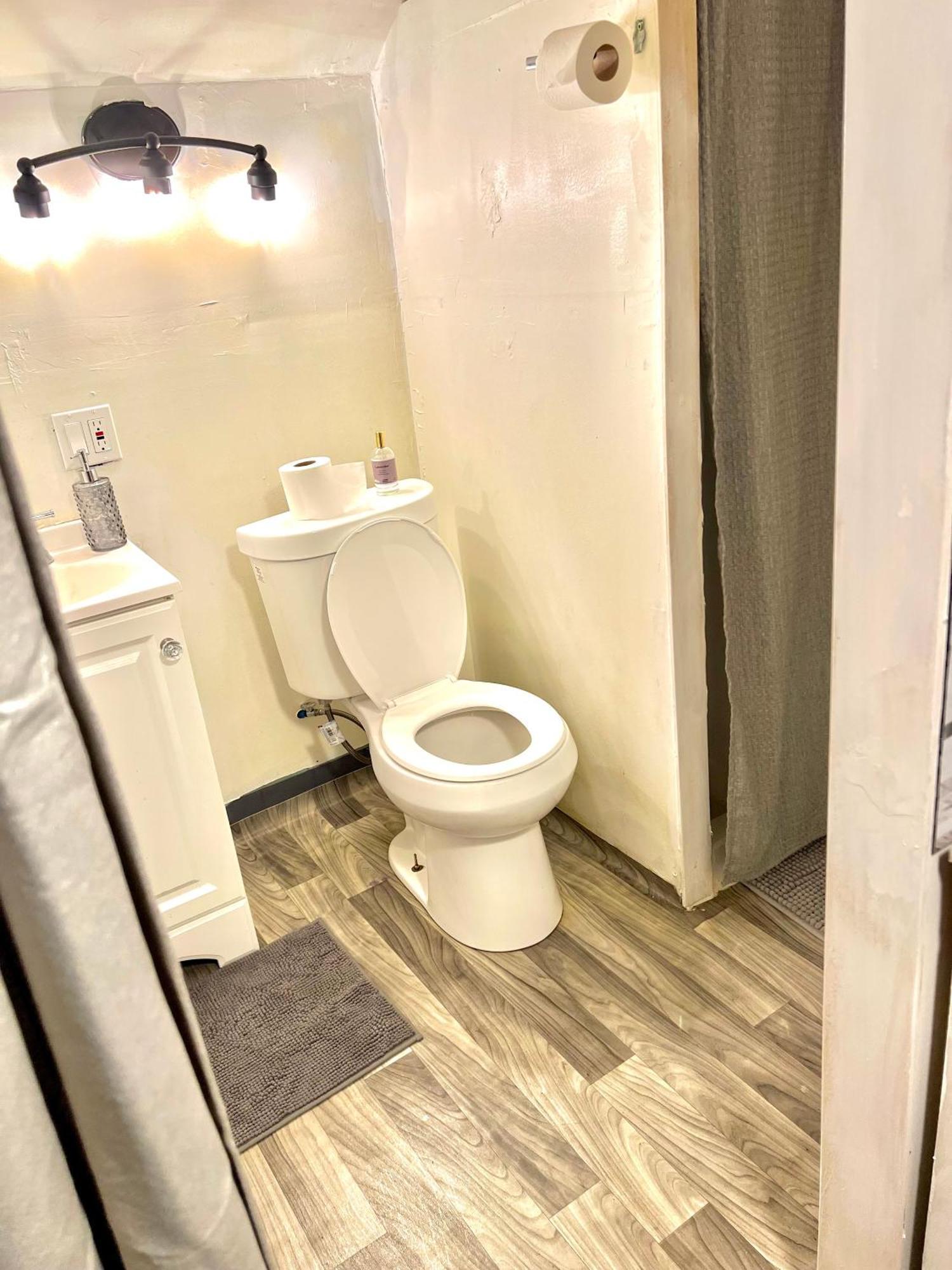 Two Bedroom Villa Studio With Fireplace & Living Room Детройт Екстер'єр фото