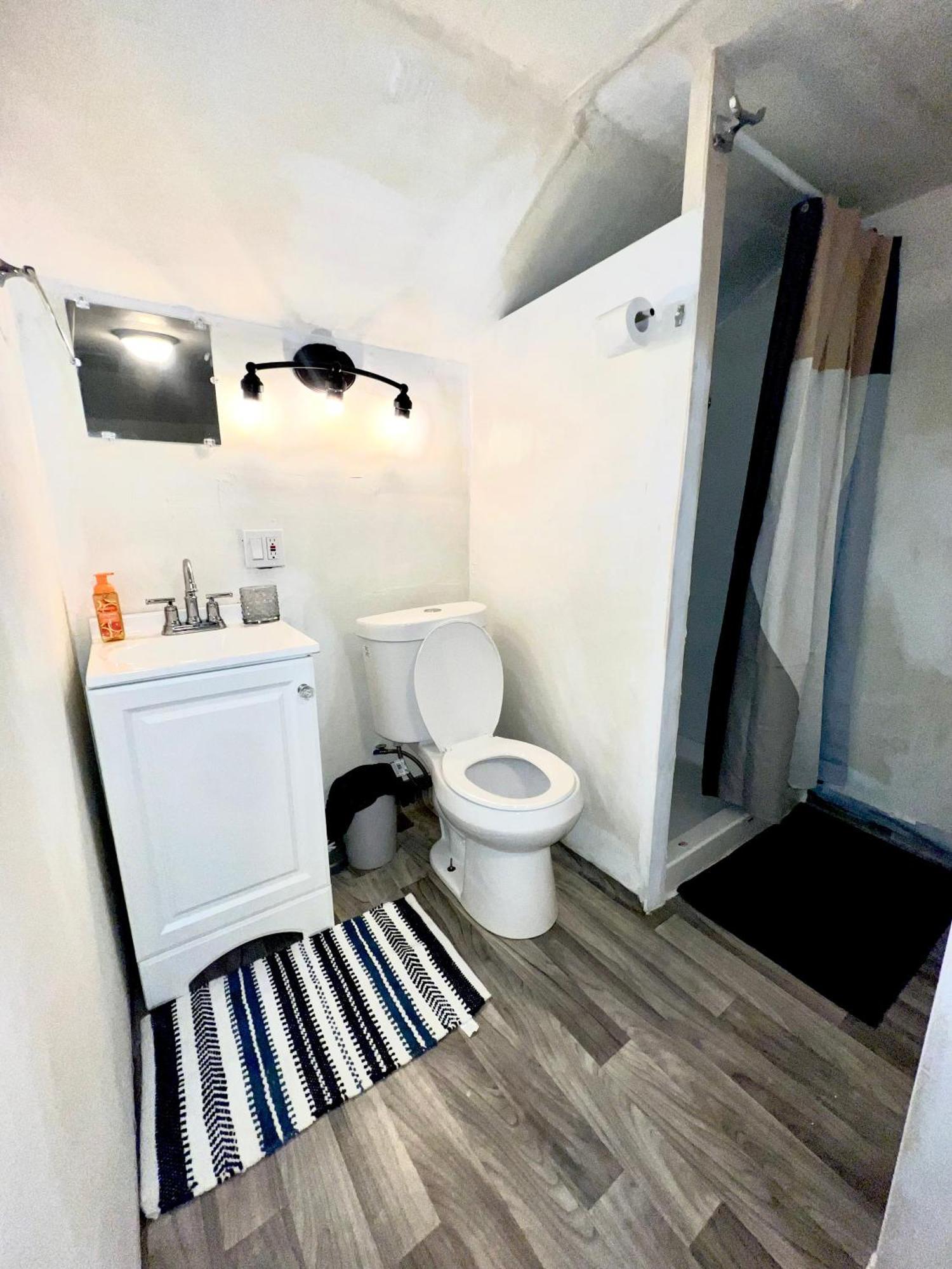 Two Bedroom Villa Studio With Fireplace & Living Room Детройт Екстер'єр фото